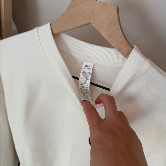 Alo Yoga Cropped Sweatshirt – Cream - Picture 2 of 3